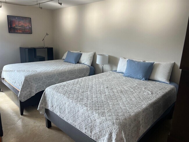 Building Photo - 100 Lincoln Rd