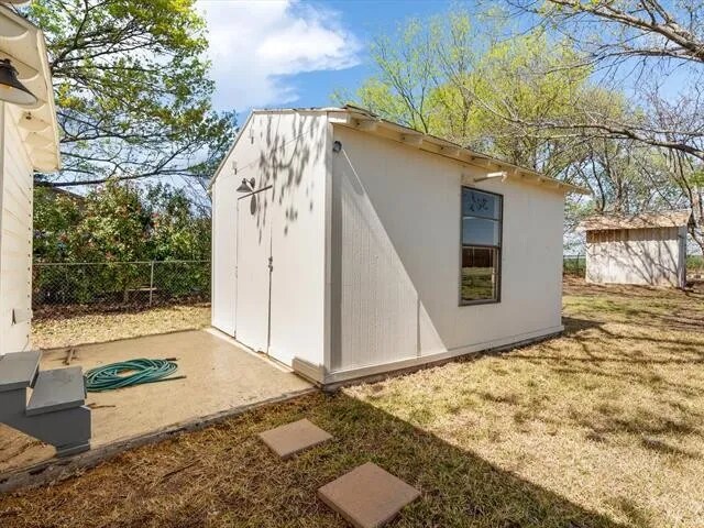 Building Photo - 303 S Bois D Arc St
