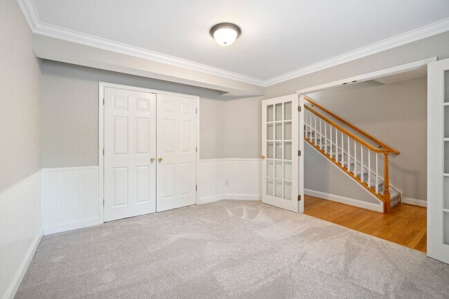 Building Photo - Newly remodeled townhome