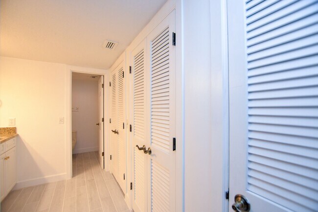Building Photo - 622 Olde Camelot Cir