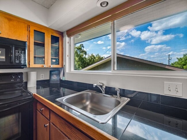 Building Photo - Modern Comfort: 1-Bedroom Apartment with B...
