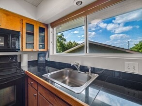 Building Photo - Modern Comfort: 1-Bedroom Apartment with B...