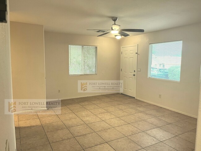 Building Photo - 3 bed 2 bath, garage, fenced yard, washer/...