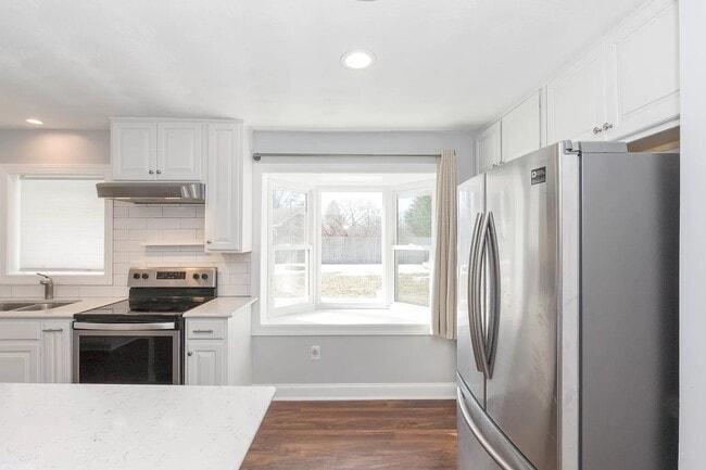 Bay Windows in the front and back of the house - 1105 Golfview Dr