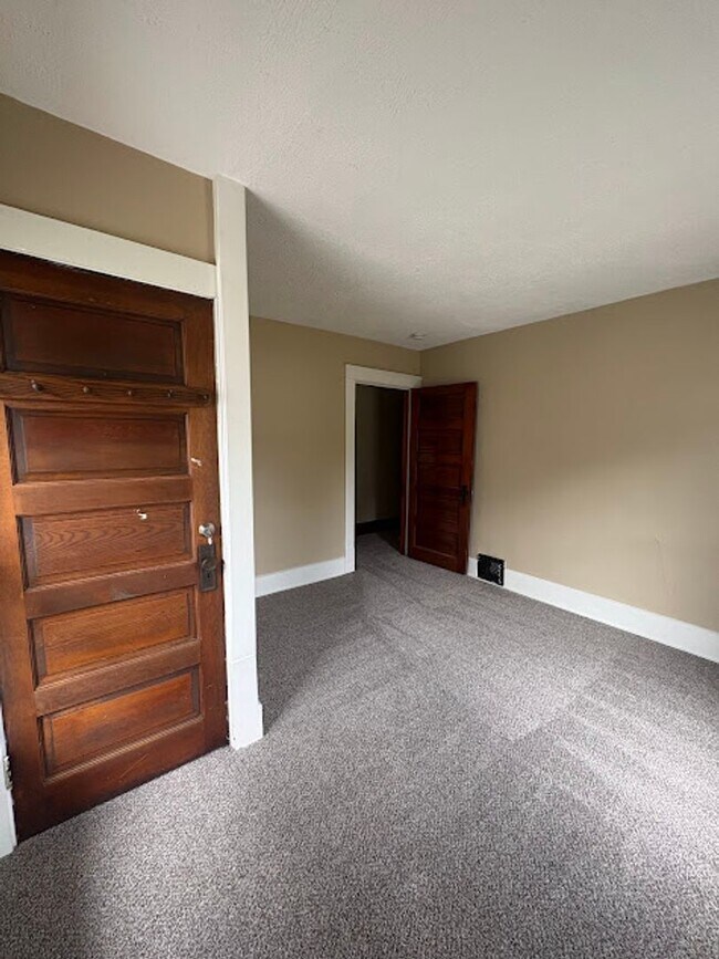 Building Photo - 3 Bedroom 1 Bathroom Home Ready to Rent!