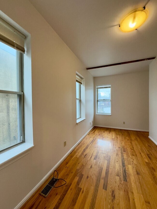 Building Photo - Charming 2-Bedroom Townhome with Modern Co...