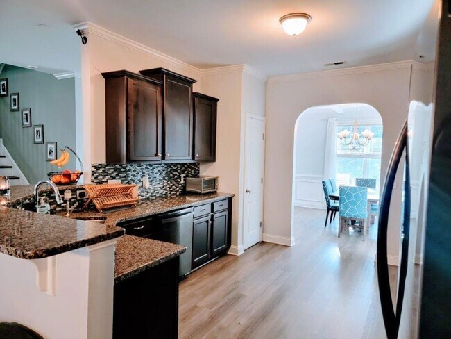 Building Photo - 5 Bedroom 3 Bath home in Mimosa Bay