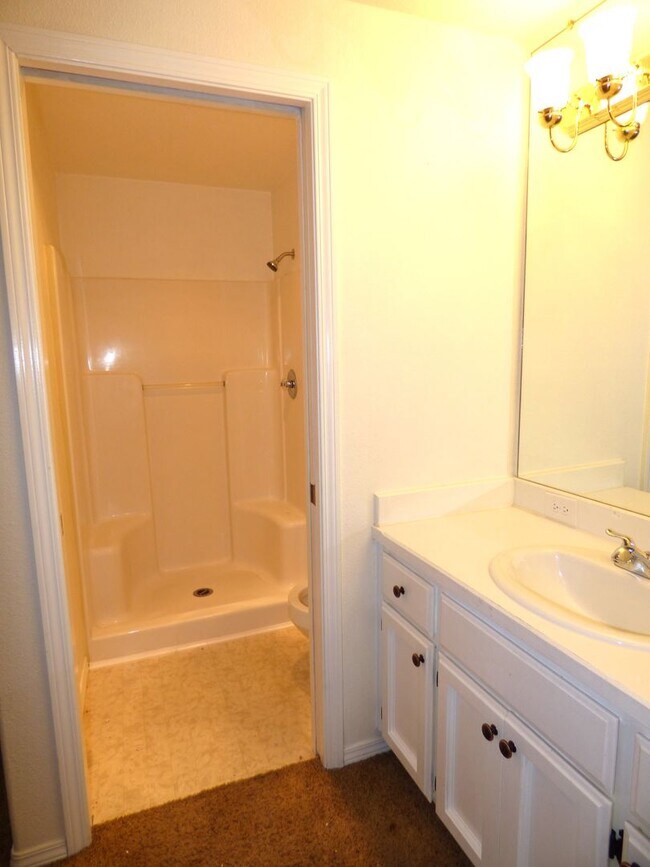 Building Photo - 3 Bed 2 bath home in North Salem!