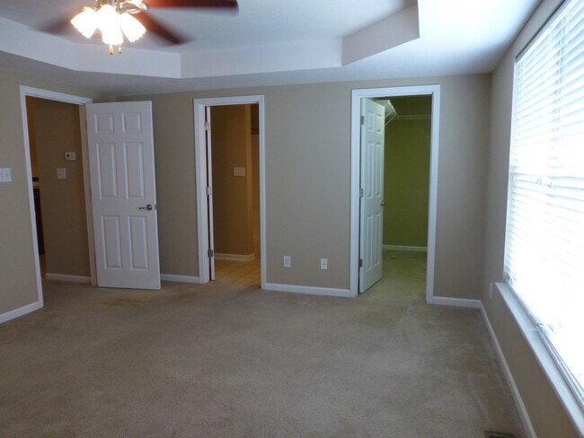 Building Photo - 3 bed, 2 bath, 2 car garage townhouse w/ b...