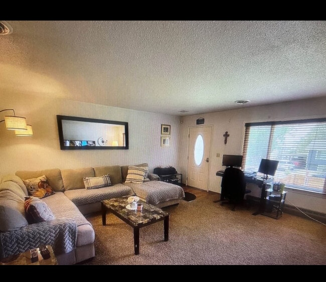 Building Photo - 1103 Carriage Square Dr