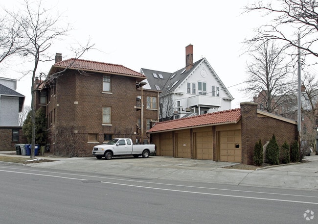 Building Photo - 2281-2283 N Lake Dr