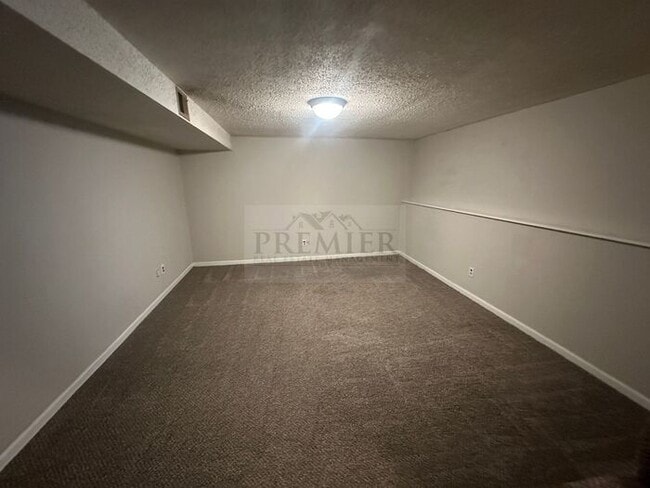 Building Photo - 3 bed / 1 bath duplex for rent - $1425- re...