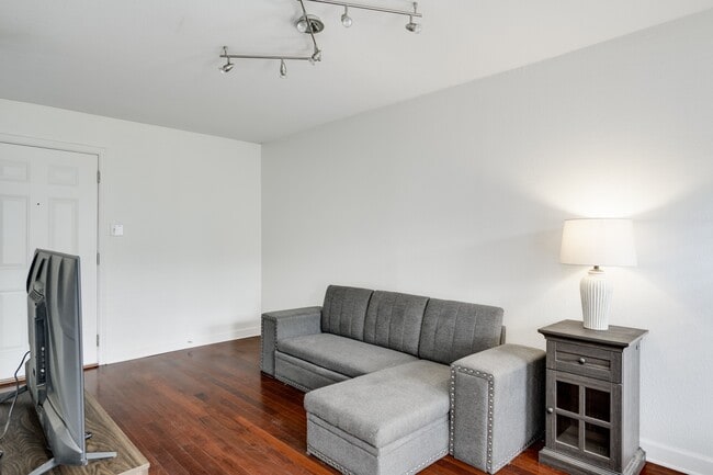 Building Photo - 2020 S Congress Ave