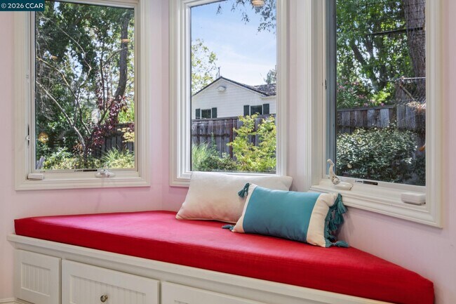 Building Photo - 783 Los Palos Manor