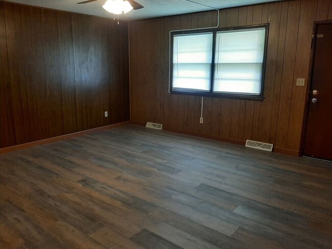 Building Photo - 2 Bedroom 2 Bathroom Duplex for $695!