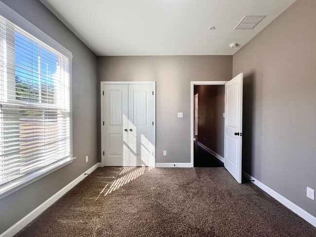 Building Photo - (COMING SOON!) 3bed/2bath Townhome w/Garag...