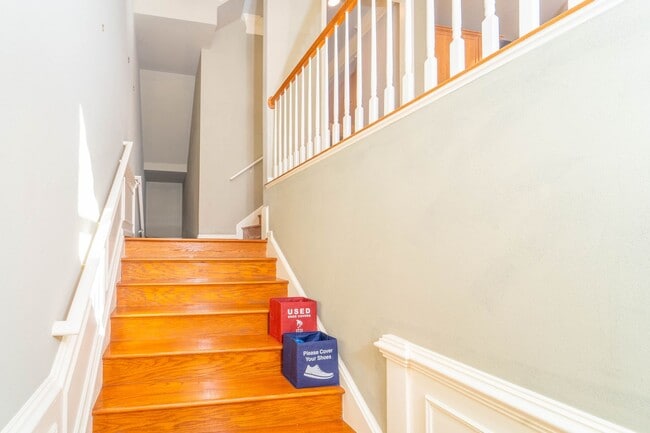 Building Photo - Updated Faircrest 4 BD 3.5 BA Townhome