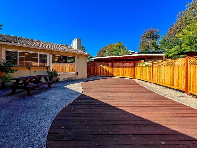 Building Photo - Charming 1 Bedroom, 1 Bath Rental with Pri...