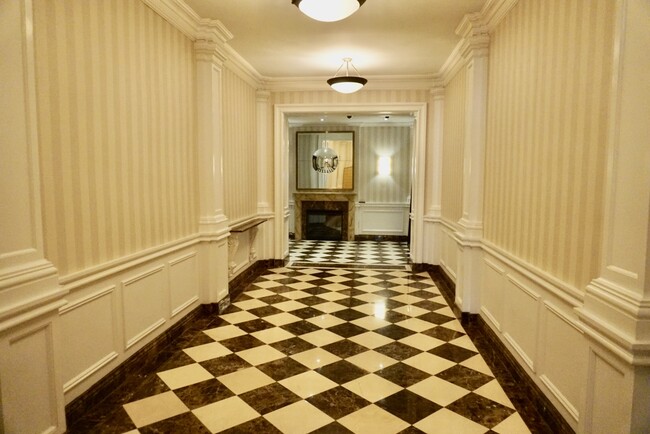 Building Photo - 30 E 95th St