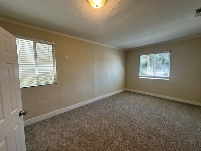 Building Photo - 3 Bedroom 2 Bathroom Home with Yard