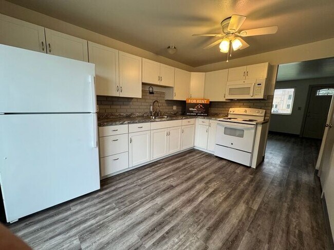 Building Photo - 4 Bedroom 2 Bath Duplex- Dog Friendly