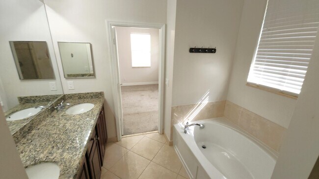 Building Photo - 909 NW 18th Ave