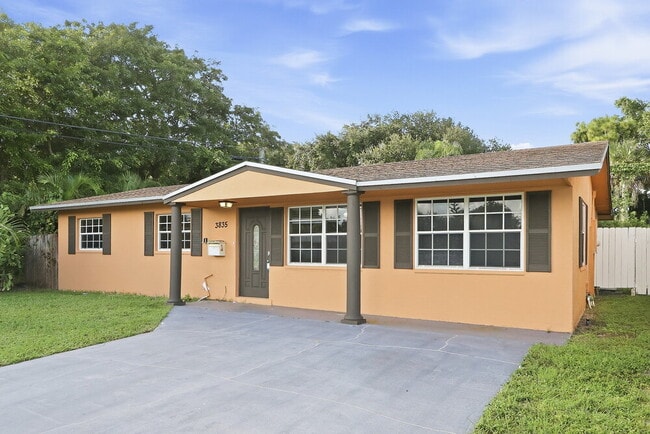 Building Photo - 3835 Holiday Rd