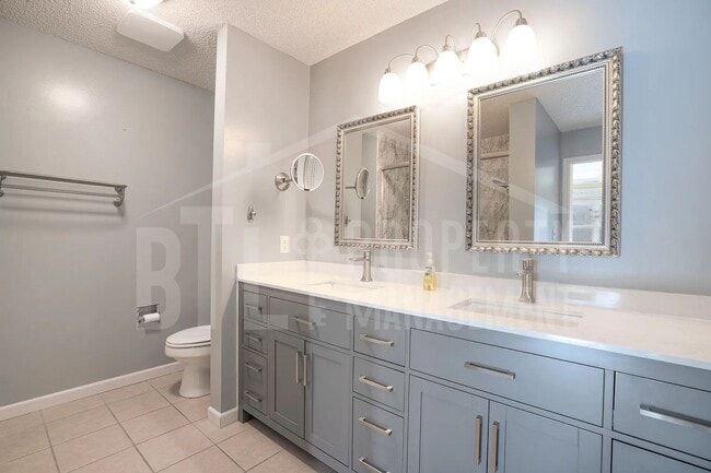 Building Photo - Great Condo near the Lake!