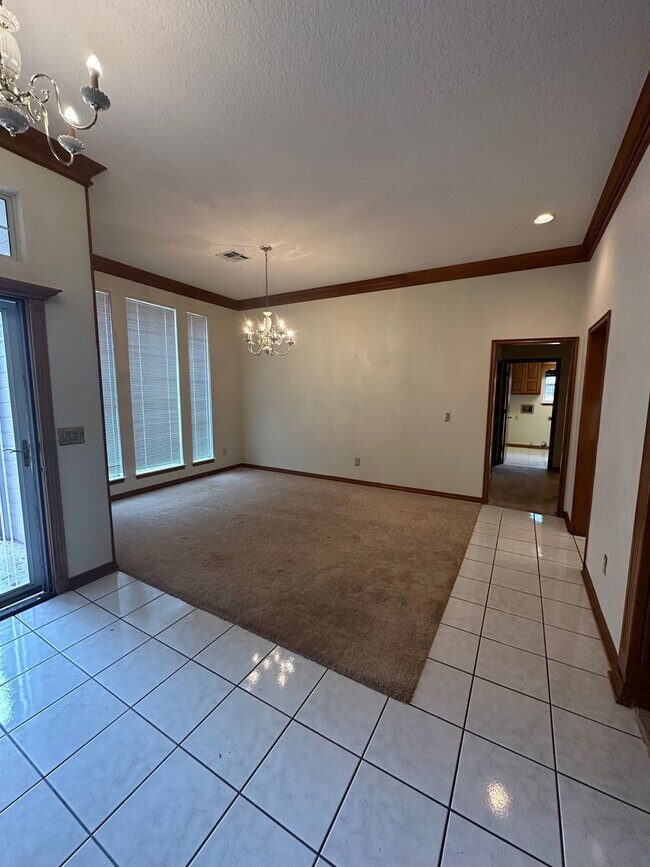 Building Photo - 4 Bed, 2.5 Bath Brick home with 2 car garage