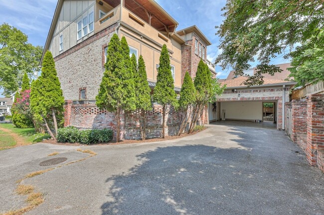 Building Photo - Perfect Brownstone in Sylvan Park near West End