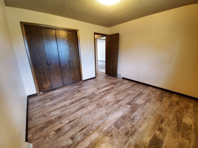 Building Photo - 3 bed 2.5 bath townhouse