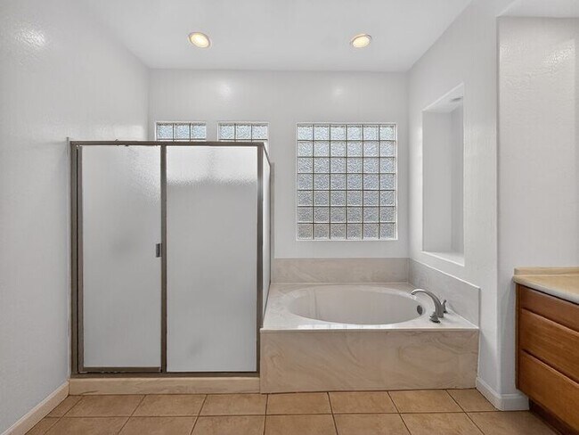 Building Photo - Spacious 3 car garage home at Paseo Trail!