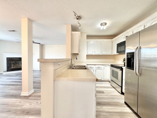 Building Photo - Immaculate 2 BR condo convenient to loop and I-40