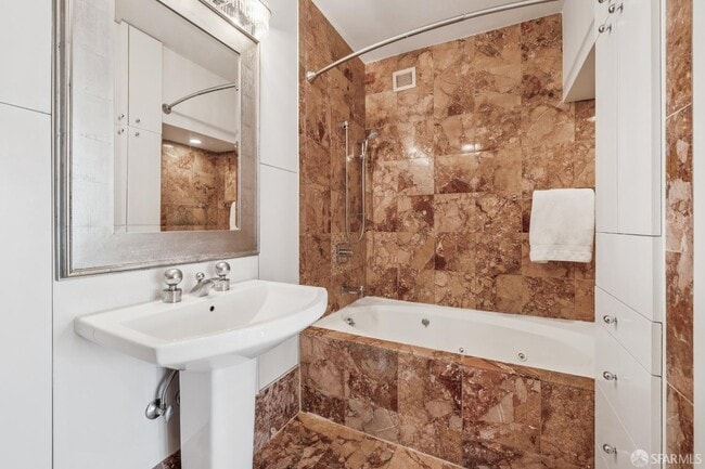 Building Photo - 999 Green St