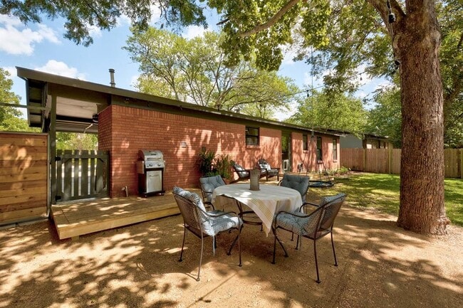 Building Photo - 1809 Forestglade Dr