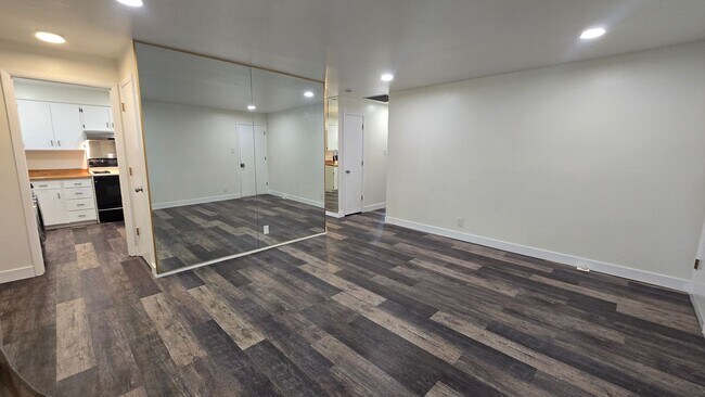 Building Photo - 100 Hunter Lake Dr