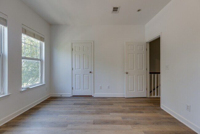 Building Photo - 816 Hillview Heights