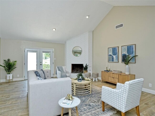 Building Photo - 4301 Balcones Woods Dr