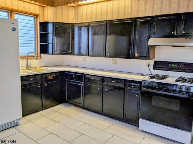 Building Photo - 373 Lincoln St