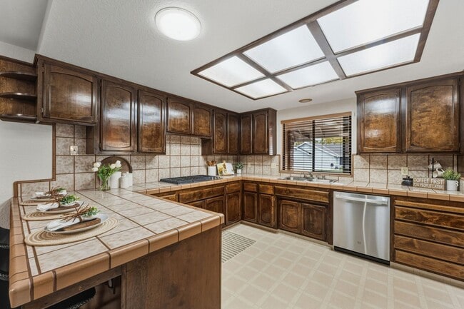 Building Photo - $500.00 off 1st Mo Rent: Move In Special! Quiet & Central Neighborhood - 3 Bedroom 2 Bathroom - L...