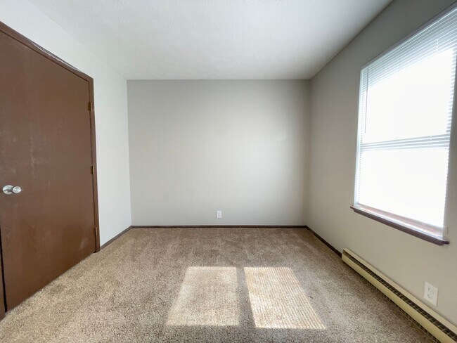 Building Photo - 2213 E Memorial Dr