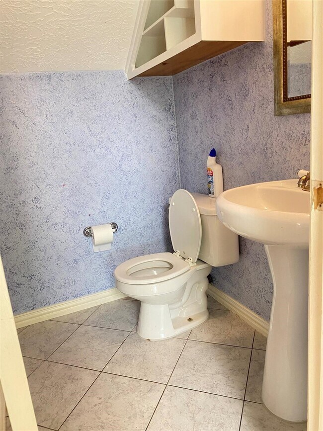 Building Photo - 16427 Dunmoor Dr