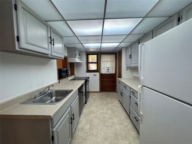 Building Photo - 27 Schubert St