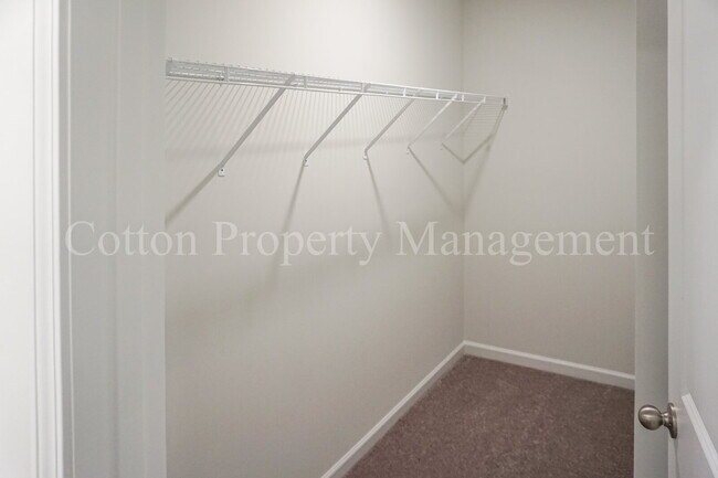 Building Photo - 602 Draymore Dr NE