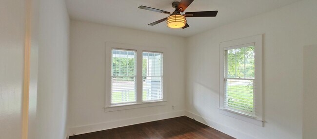 Building Photo - Adorable Red Bank Home!