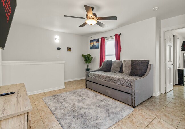 Building Photo - 316 E Monroe St