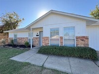 Building Photo - Irving 3-bed 2-bath with Corner Lot Big Yard