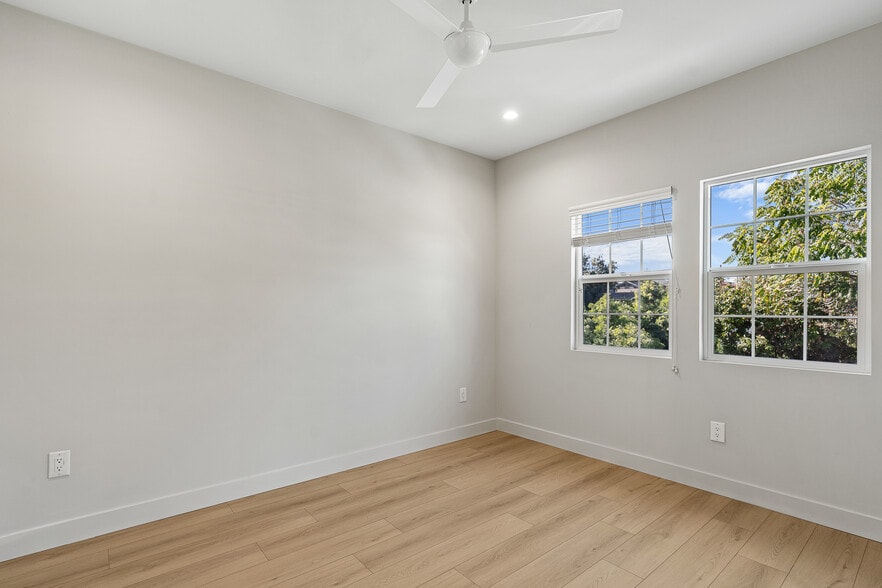 Building Photo - 1429 Edgecliffe Dr