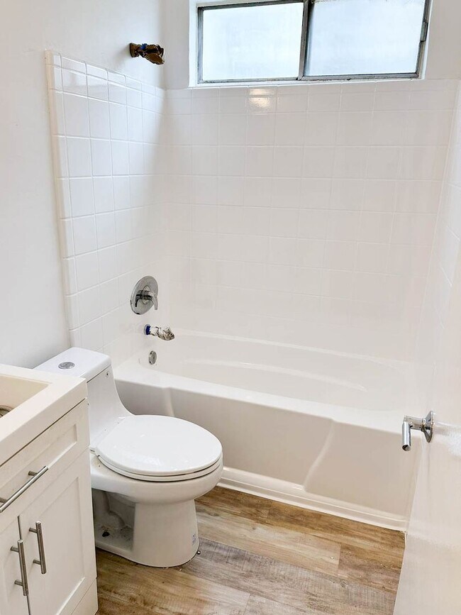 Building Photo - Venice - Close to the Waves - 1st Floor La...