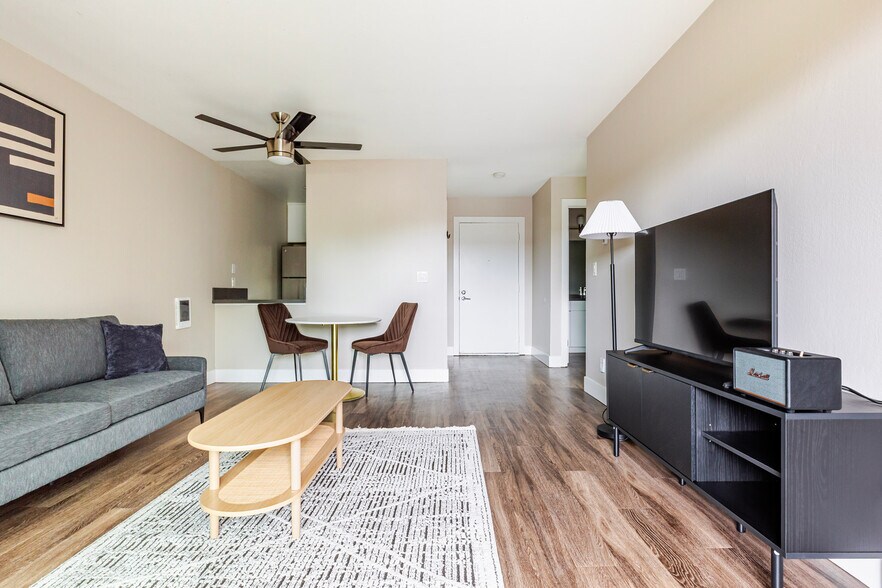 Building Photo - 900 E Hillsdale Blvd